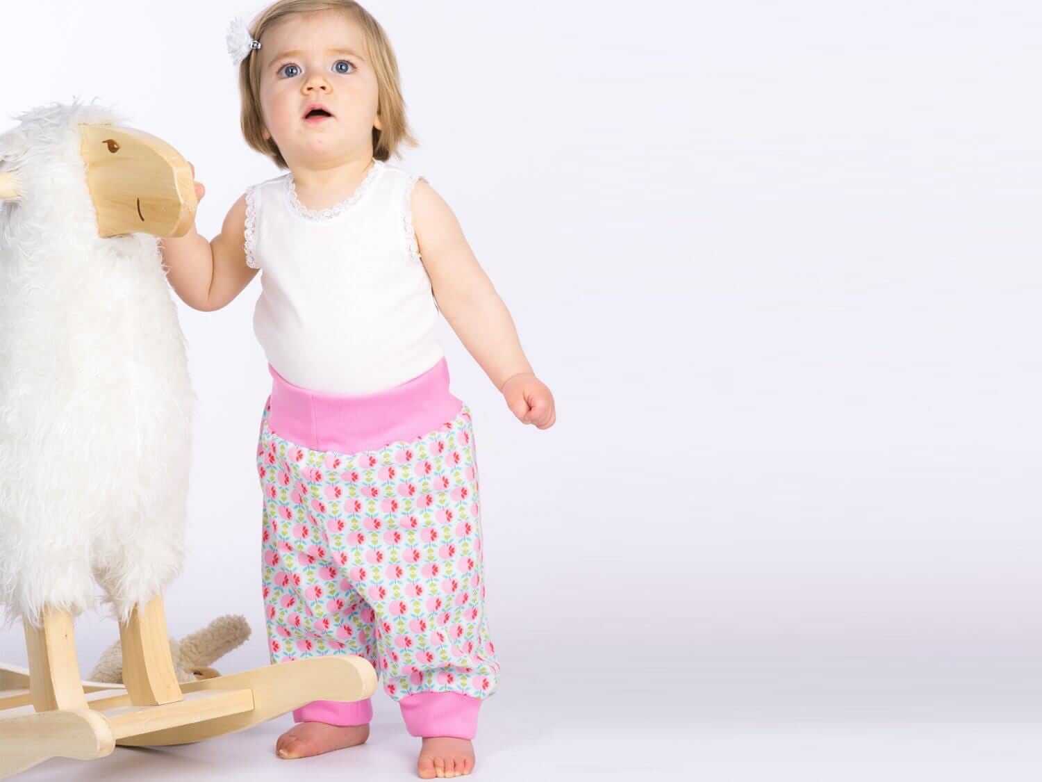 Digitales Baby Schnittmuster Download Haremhose Nähanleitung Mehrere Größenoptionen Neugeborene bis Kleinkind Design Einfache DIY Anleitung Elastischer Bund Detail Bündchen Knöchelstil Perfekte Handgemachte Geschenkidee Komplette Fotoanleitung Paket Handarbeitsprojekt