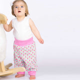 Digitales Baby Schnittmuster Download Haremhose Nähanleitung Mehrere Größenoptionen Neugeborene bis Kleinkind Design Einfache DIY Anleitung Elastischer Bund Detail Bündchen Knöchelstil Perfekte Handgemachte Geschenkidee Komplette Fotoanleitung Paket Handarbeitsprojekt