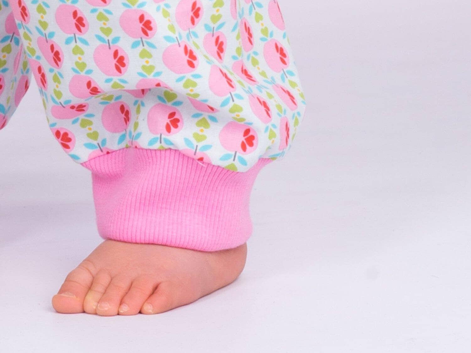 Digitales Baby Schnittmuster Download Haremhose Nähanleitung Mehrere Größenoptionen Neugeborene bis Kleinkind Design Einfache DIY Anleitung Elastischer Bund Detail Bündchen Knöchelstil Perfekte Handgemachte Geschenkidee Komplette Fotoanleitung Paket Handarbeitsprojekt