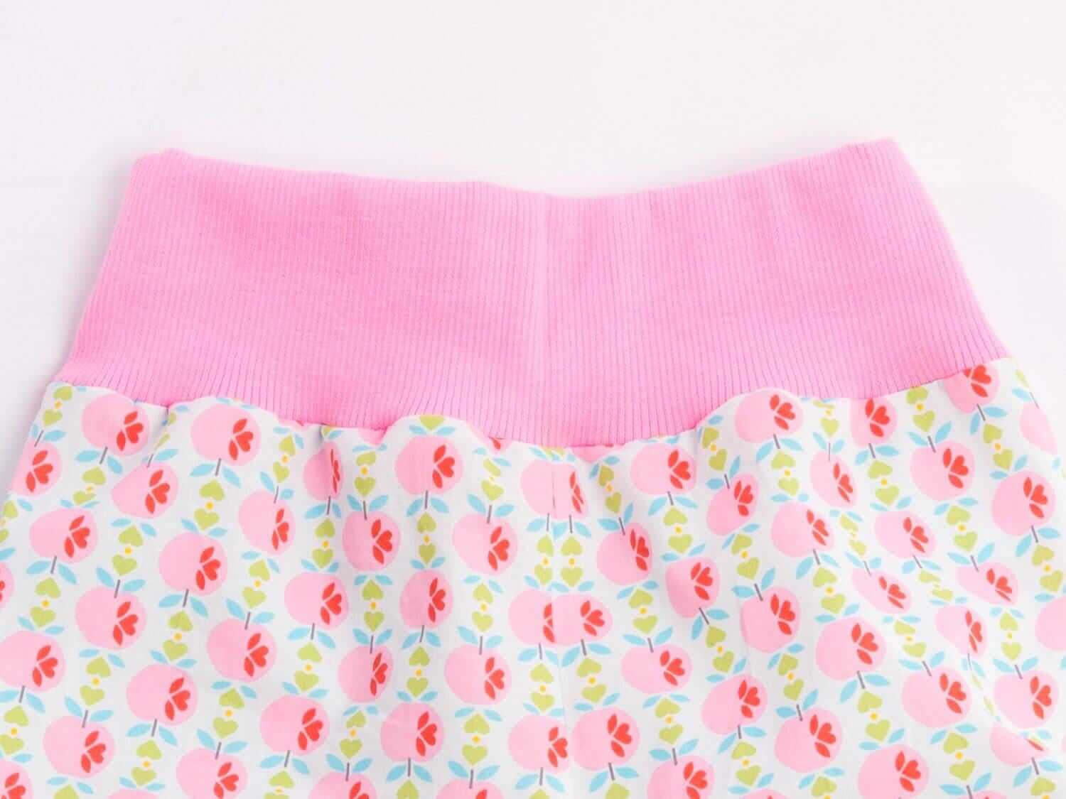 Digitales Baby Schnittmuster Download Haremhose Nähanleitung Mehrere Größenoptionen Neugeborene bis Kleinkind Design Einfache DIY Anleitung Elastischer Bund Detail Bündchen Knöchelstil Perfekte Handgemachte Geschenkidee Komplette Fotoanleitung Paket Handarbeitsprojekt