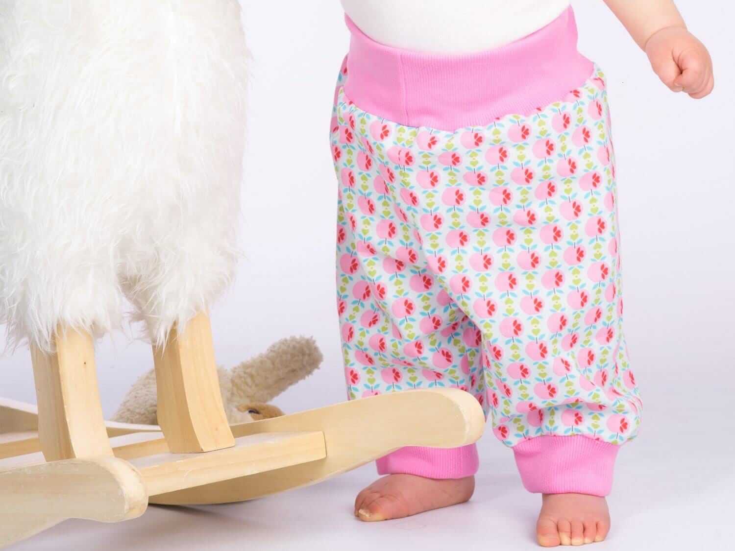 Digitales Baby Schnittmuster Download Haremhose Nähanleitung Mehrere Größenoptionen Neugeborene bis Kleinkind Design Einfache DIY Anleitung Elastischer Bund Detail Bündchen Knöchelstil Perfekte Handgemachte Geschenkidee Komplette Fotoanleitung Paket Handarbeitsprojekt
