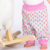 Digitales Baby Schnittmuster Download Haremhose Nähanleitung Mehrere Größenoptionen Neugeborene bis Kleinkind Design Einfache DIY Anleitung Elastischer Bund Detail Bündchen Knöchelstil Perfekte Handgemachte Geschenkidee Komplette Fotoanleitung Paket Handarbeitsprojekt