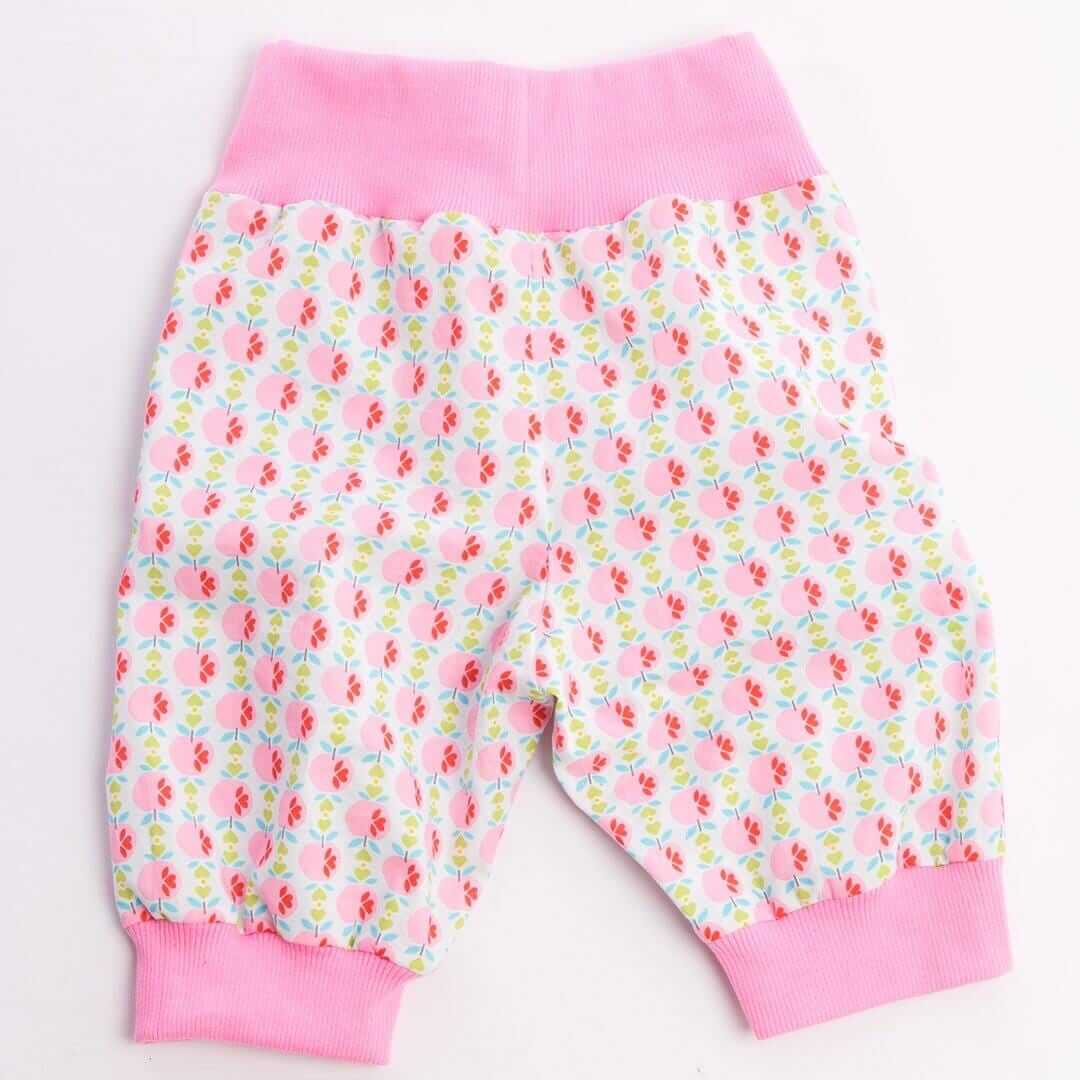 Digitales Baby Schnittmuster Download Haremhose Nähanleitung Mehrere Größenoptionen Neugeborene bis Kleinkind Design Einfache DIY Anleitung Elastischer Bund Detail Bündchen Knöchelstil Perfekte Handgemachte Geschenkidee Komplette Fotoanleitung Paket Handarbeitsprojekt