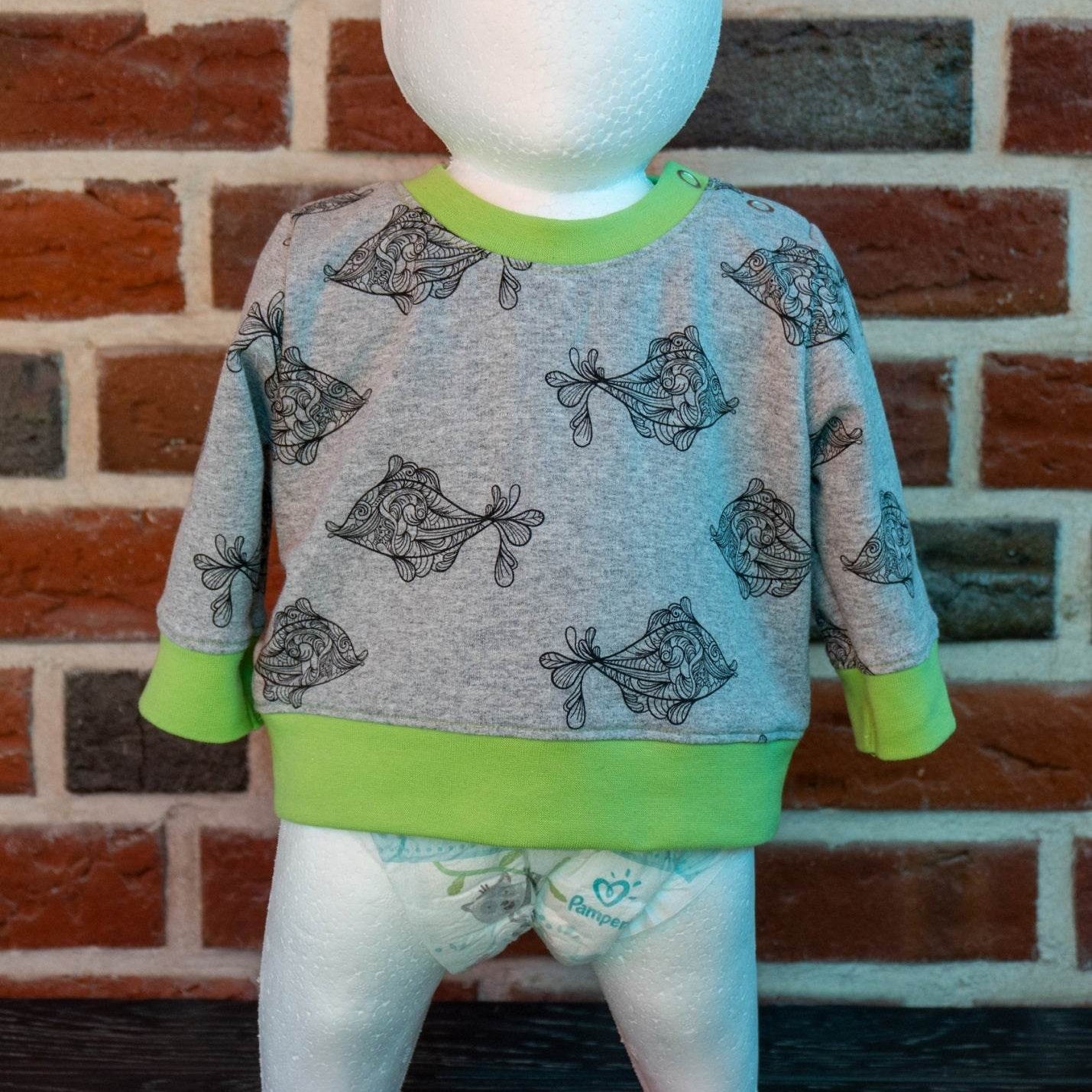 Schnittmuster Jojo – Babypullover mit Schulterknopfleiste Gr. 56-98 - Sewando