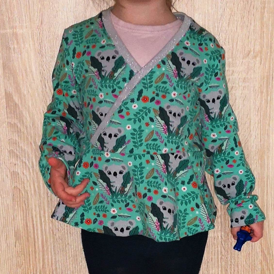 Schnittmuster Becca – Kinderkleid oder Shirt mit Wickeloptik aus Jersey Gr. 86-158 - Sewando
