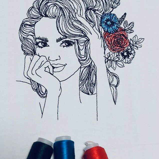 Doodle Frau Stickdatei – florale Eleganz trifft auf ein strahlendes Lächeln für deine Stickmaschine - Sewando