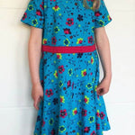 Schnittmuster Bella – Kinderkleid mit Taillenband & Flügelärmeln Gr. 86-158 - Sewando