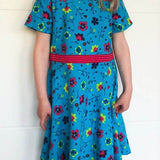 Schnittmuster Bella – Kinderkleid mit Taillenband & Flügelärmeln Gr. 86-158 - Sewando