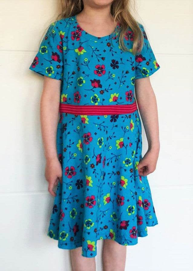Schnittmuster Bella – Kinderkleid mit Taillenband & Flügelärmeln Gr. 86-158 - Sewando