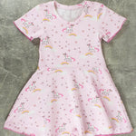 Schnittmuster Bella – Kinderkleid mit Taillenband & Flügelärmeln Gr. 86-158 - Sewando
