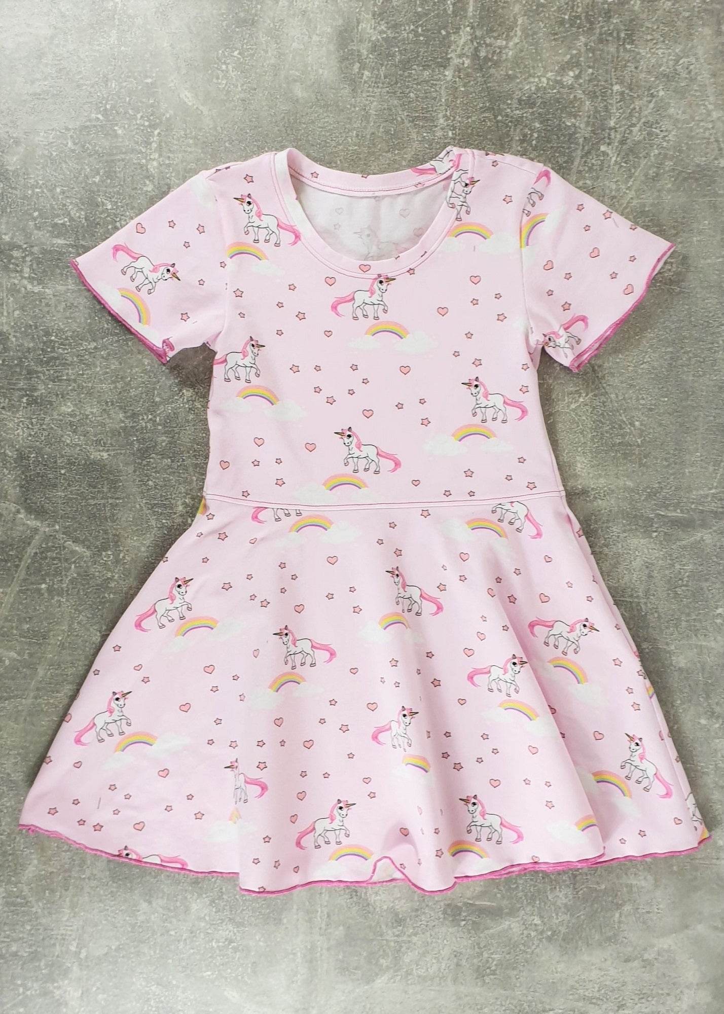 Schnittmuster Bella – Kinderkleid mit Taillenband & Flügelärmeln Gr. 86-158 - Sewando