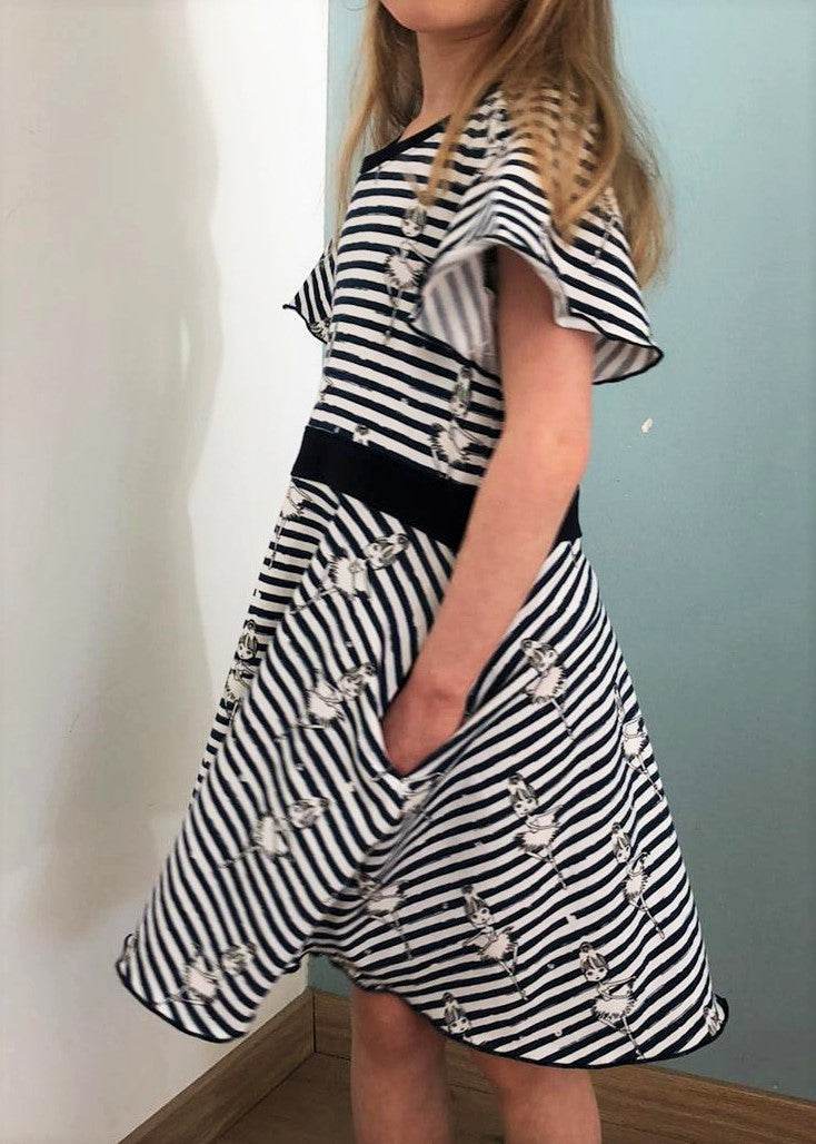 Schnittmuster Bella – Kinderkleid mit Taillenband & Flügelärmeln Gr. 86-158 - Sewando