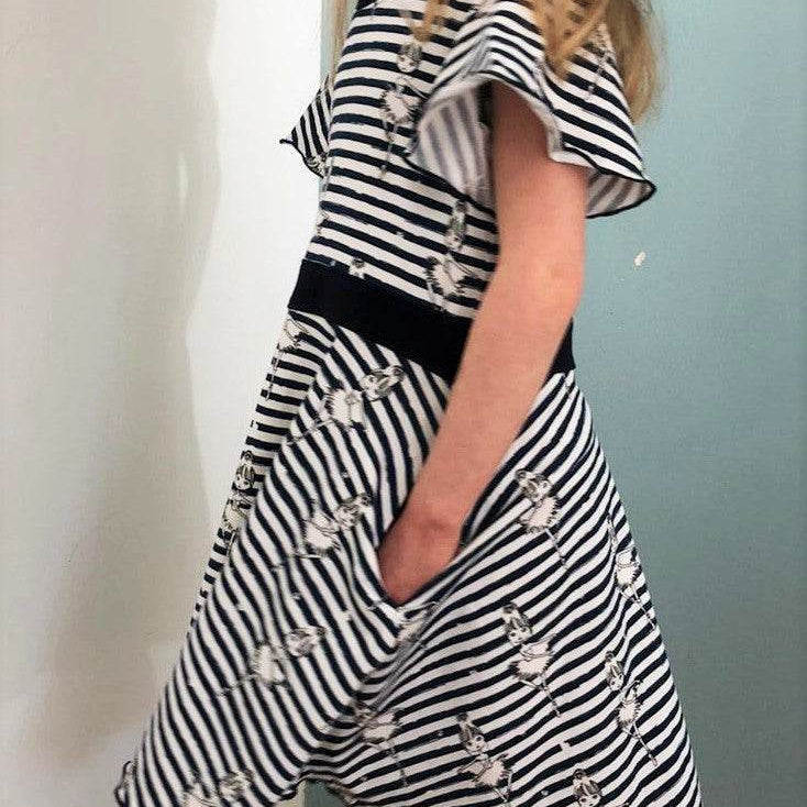 Schnittmuster Bella – Kinderkleid mit Taillenband & Flügelärmeln Gr. 86-158 - Sewando