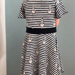 Schnittmuster Bella – Kinderkleid mit Taillenband & Flügelärmeln Gr. 86-158 - Sewando