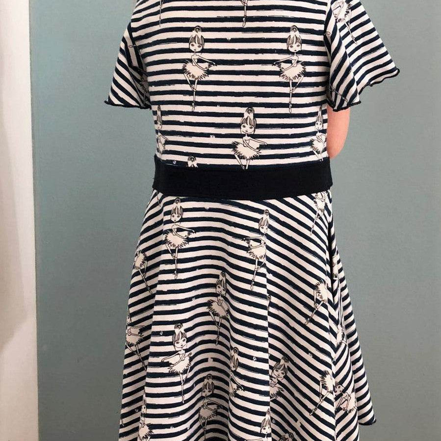 Schnittmuster Bella – Kinderkleid mit Taillenband & Flügelärmeln Gr. 86-158 - Sewando
