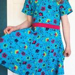 Schnittmuster Bella – Kinderkleid mit Taillenband & Flügelärmeln Gr. 86-158 - Sewando