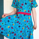 Schnittmuster Bella – Kinderkleid mit Taillenband & Flügelärmeln Gr. 86-158 - Sewando