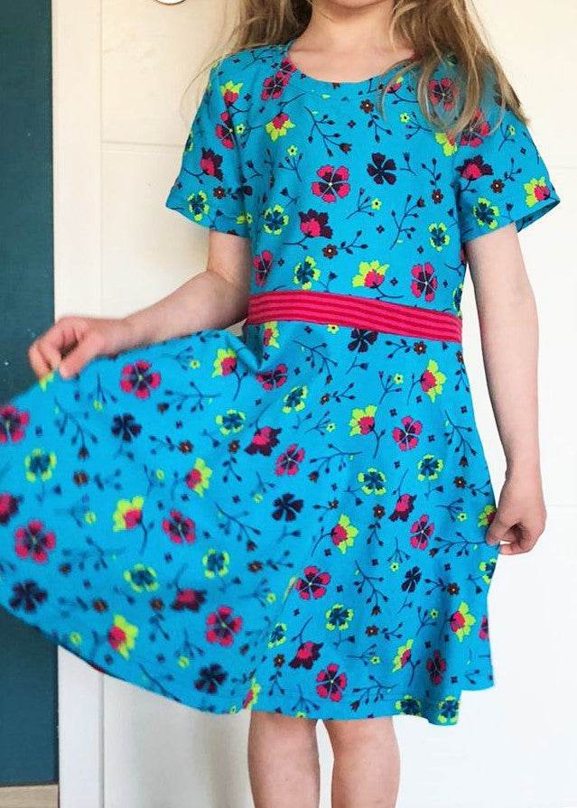 Schnittmuster Bella – Kinderkleid mit Taillenband & Flügelärmeln Gr. 86-158 - Sewando