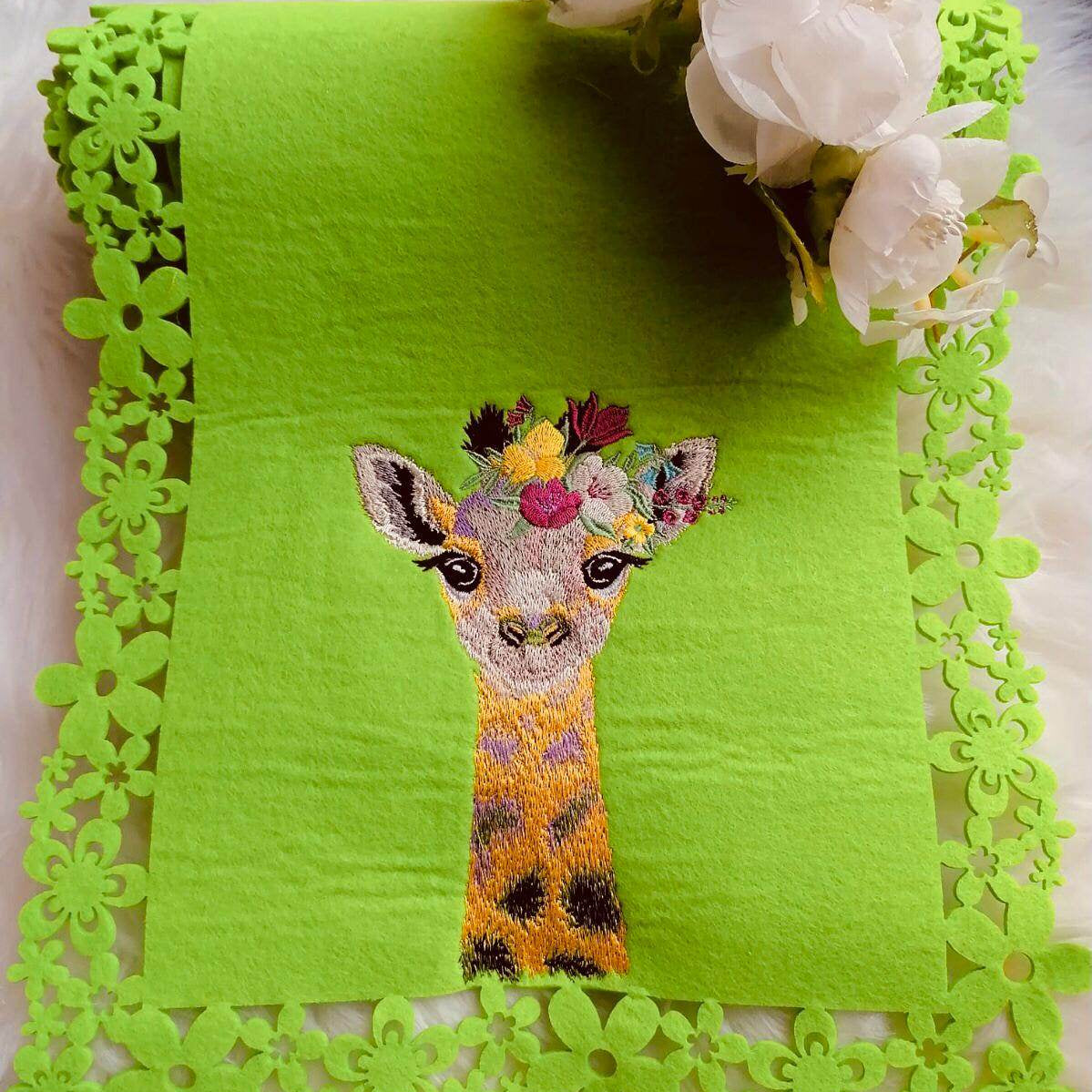 Giraffe Stickdatei, zierlicher Giraffenkopf mit Blumenkranz für deine Stickmaschine - Sewando