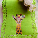Giraffe Stickdatei, zierlicher Giraffenkopf mit Blumenkranz für deine Stickmaschine - Sewando