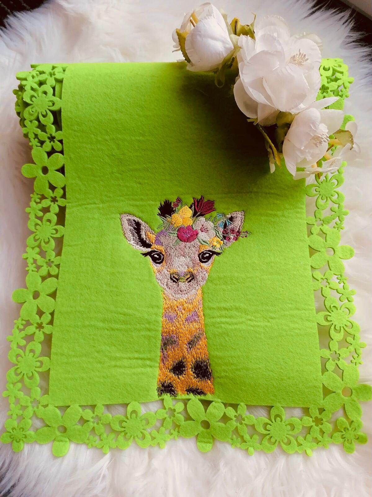 Giraffe Stickdatei, zierlicher Giraffenkopf mit Blumenkranz für deine Stickmaschine - Sewando