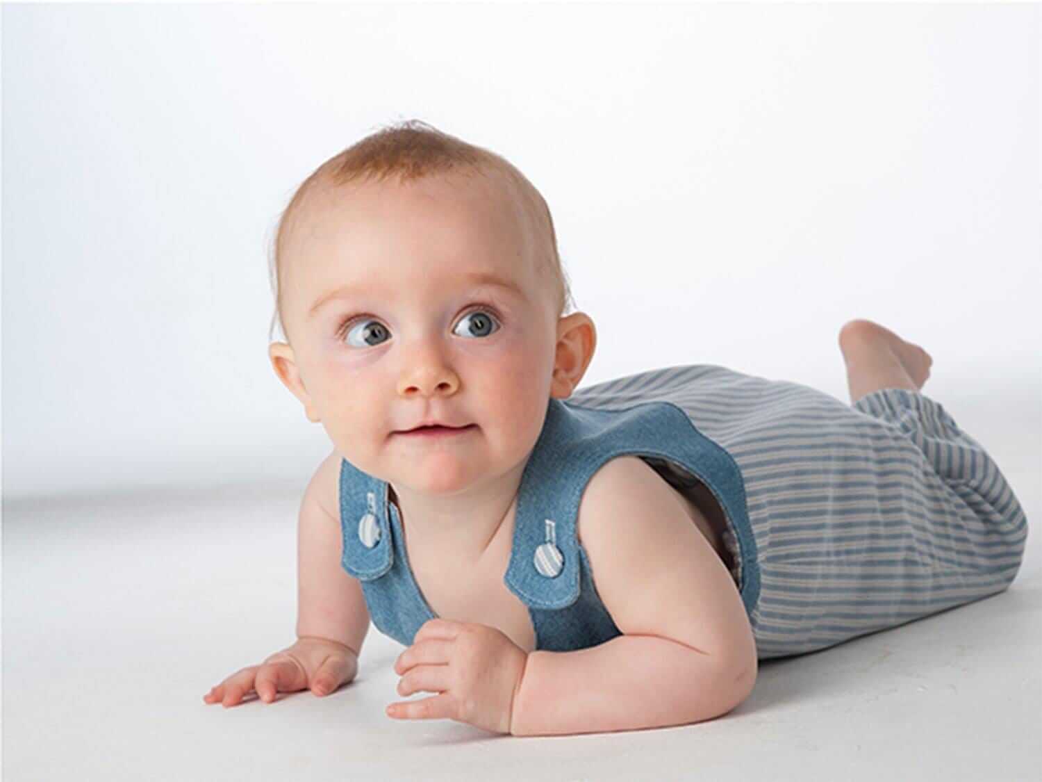 Baby Latzhosen Schnittmuster Digitaler Download Nähprojekt Bundle Drei Stilvarianten Wendeoverall Design Knopfträger Option Elastischer Saum Detail Sommer Babykleidung Größenbereich Neugeboren bis fünf Jahre Anfängerfreundliche Anleitung mit Foto