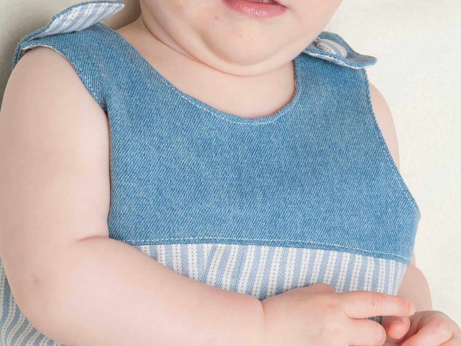 Baby Latzhosen Schnittmuster Digitaler Download Nähprojekt Bundle Drei Stilvarianten Wendeoverall Design Knopfträger Option Elastischer Saum Detail Sommer Babykleidung Größenbereich Neugeboren bis fünf Jahre Anfängerfreundliche Anleitung mit Foto