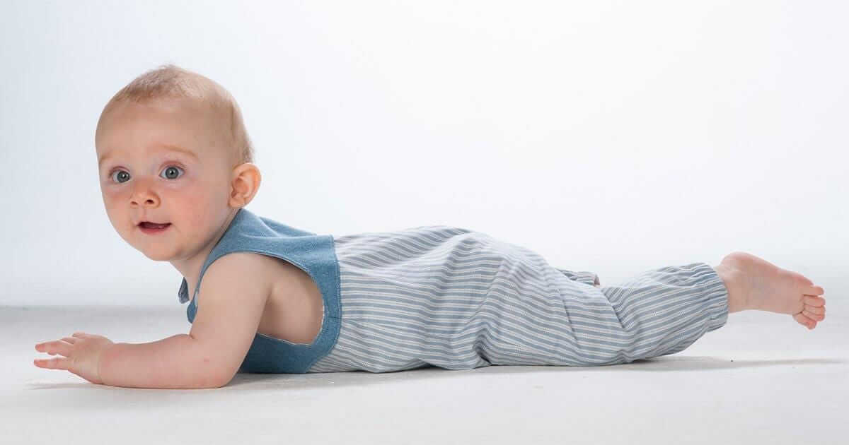 Baby Latzhosen Schnittmuster Digitaler Download Nähprojekt Bundle Drei Stilvarianten Wendeoverall Design Knopfträger Option Elastischer Saum Detail Sommer Babykleidung Größenbereich Neugeboren bis fünf Jahre Anfängerfreundliche Anleitung mit Foto