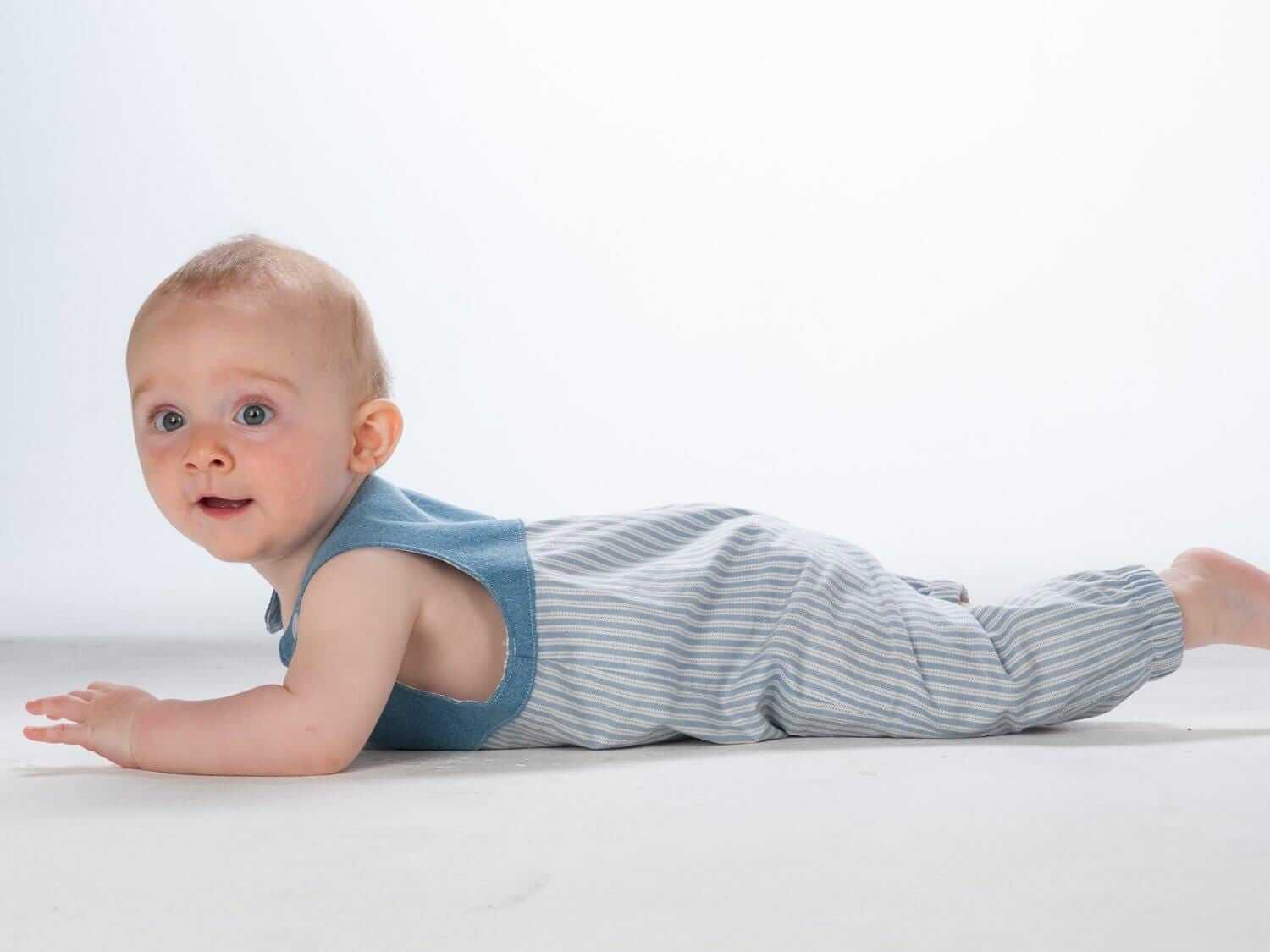 Baby Latzhosen Schnittmuster Digitaler Download Nähprojekt Bundle Drei Stilvarianten Wendeoverall Design Knopfträger Option Elastischer Saum Detail Sommer Babykleidung Größenbereich Neugeboren bis fünf Jahre Anfängerfreundliche Anleitung mit Foto