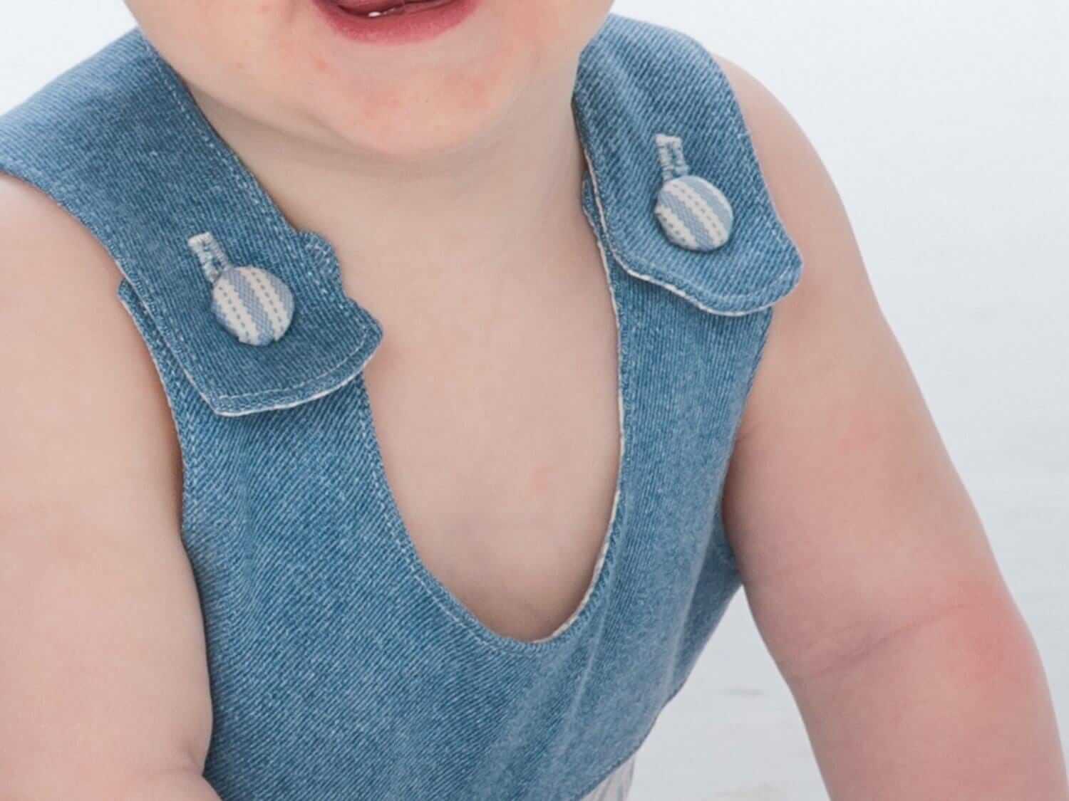 Baby Latzhosen Schnittmuster Digitaler Download Nähprojekt Bundle Drei Stilvarianten Wendeoverall Design Knopfträger Option Elastischer Saum Detail Sommer Babykleidung Größenbereich Neugeboren bis fünf Jahre Anfängerfreundliche Anleitung mit Foto