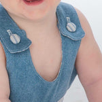 Baby Latzhosen Schnittmuster Digitaler Download Nähprojekt Bundle Drei Stilvarianten Wendeoverall Design Knopfträger Option Elastischer Saum Detail Sommer Babykleidung Größenbereich Neugeboren bis fünf Jahre Anfängerfreundliche Anleitung mit Foto