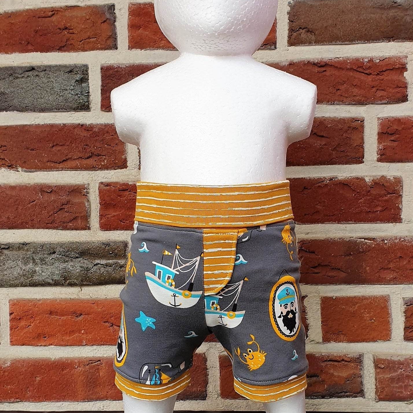 Schnittmuster Bobby – Knieumspielende Babyshorts / Sommerhose Gr. 44-98 - Sewando
