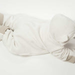 Schnittmuster Baby Jumpsuit CASSIA – weißer Hoodie Strampler für neutrale Babybekleidung.