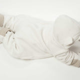 Schnittmuster Baby Jumpsuit CASSIA – weißer Hoodie Strampler für neutrale Babybekleidung.
