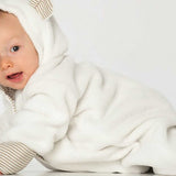 Schnittmuster Baby Jumpsuit CASSIA mit Kapuze und Ohren für Babys in Weiß.