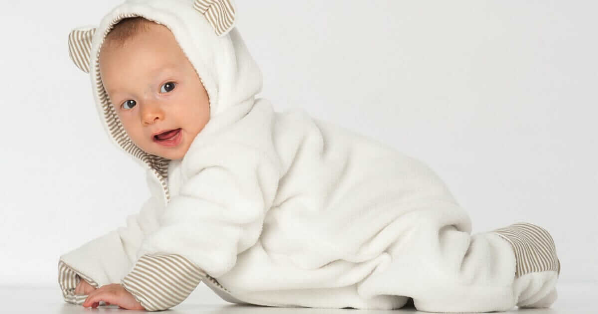 Schnittmuster Baby Jumpsuit CASSIA mit Kapuze und Ohren für Babys in Weiß.