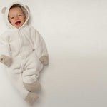 Schnittmuster Baby Jumpsuit CASSIA in weißem Hoodie-Stil für Babys, geeignet für Jungen und Mädchen.