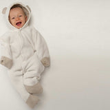 Schnittmuster Baby Jumpsuit CASSIA in weißem Hoodie-Stil für Babys, geeignet für Jungen und Mädchen.