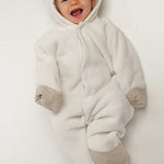 Schnittmuster Baby Jumpsuit CASSIA in gemütlichem Hoodie-Design für Babys, ideal für Jungen und Mädchen.
