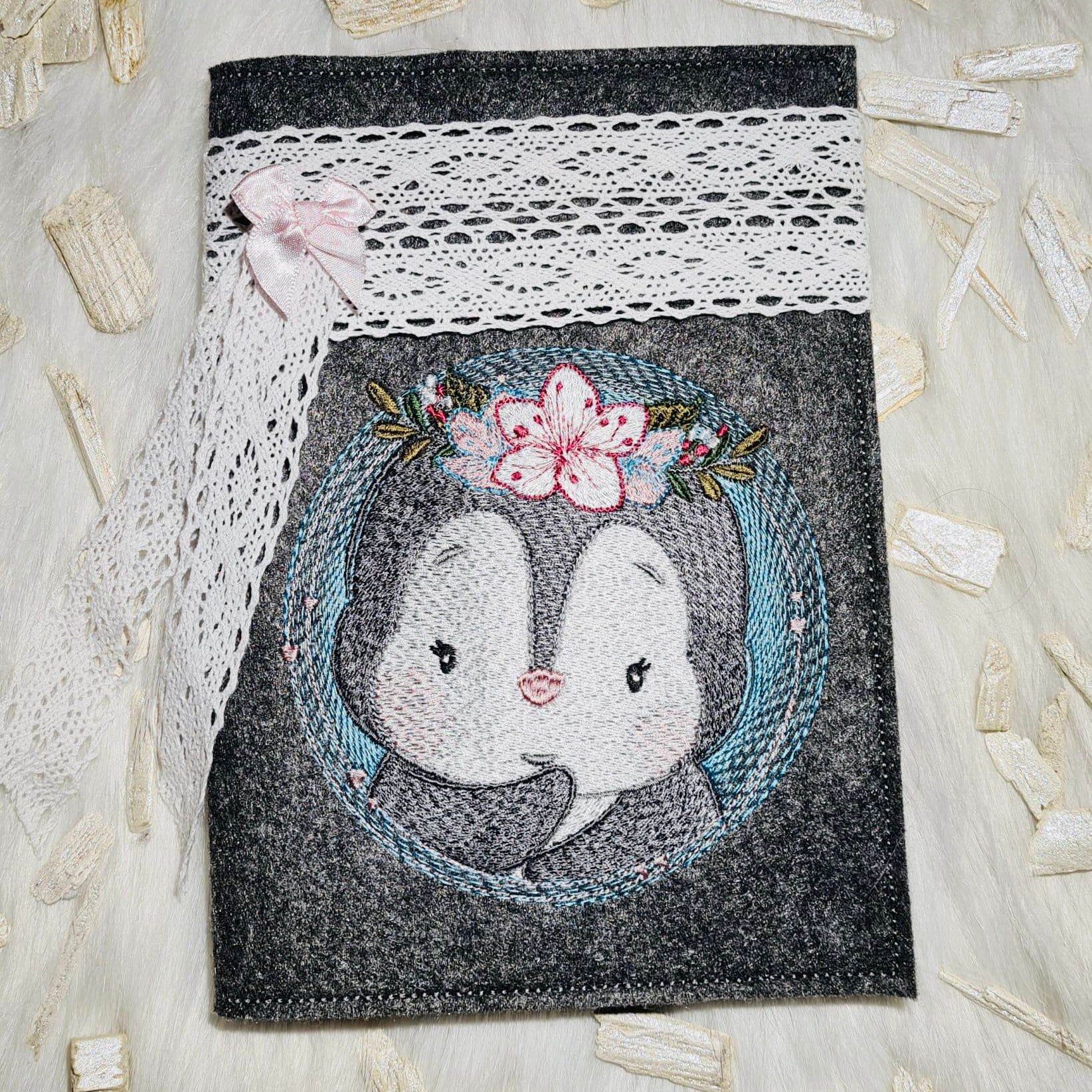 Pinguin mit Blumen Stickdatei – fröhliches Motiv für Kinderkleidung & Geschenke - Sewando