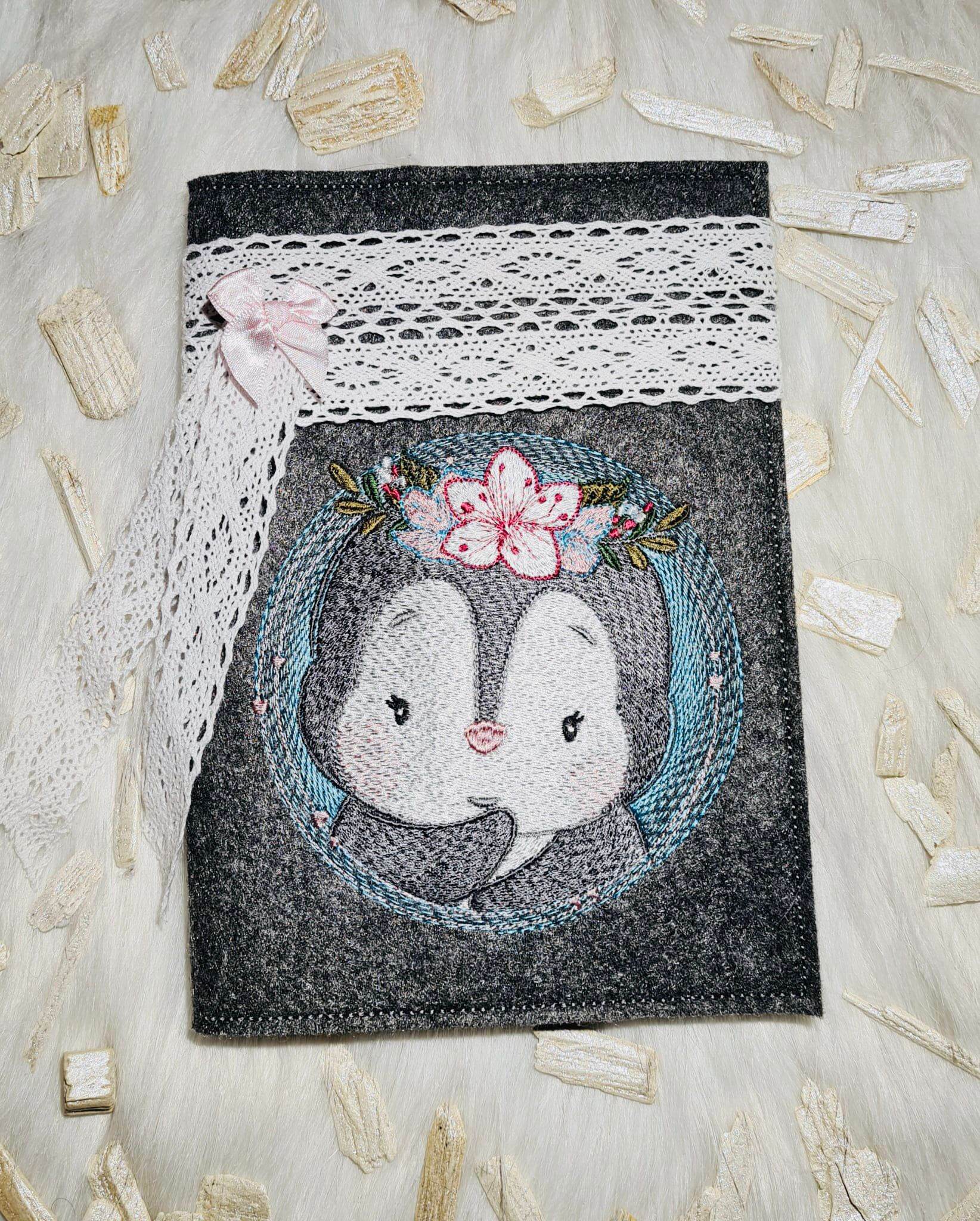 Pinguin mit Blumen Stickdatei – fröhliches Motiv für Kinderkleidung & Geschenke - Sewando
