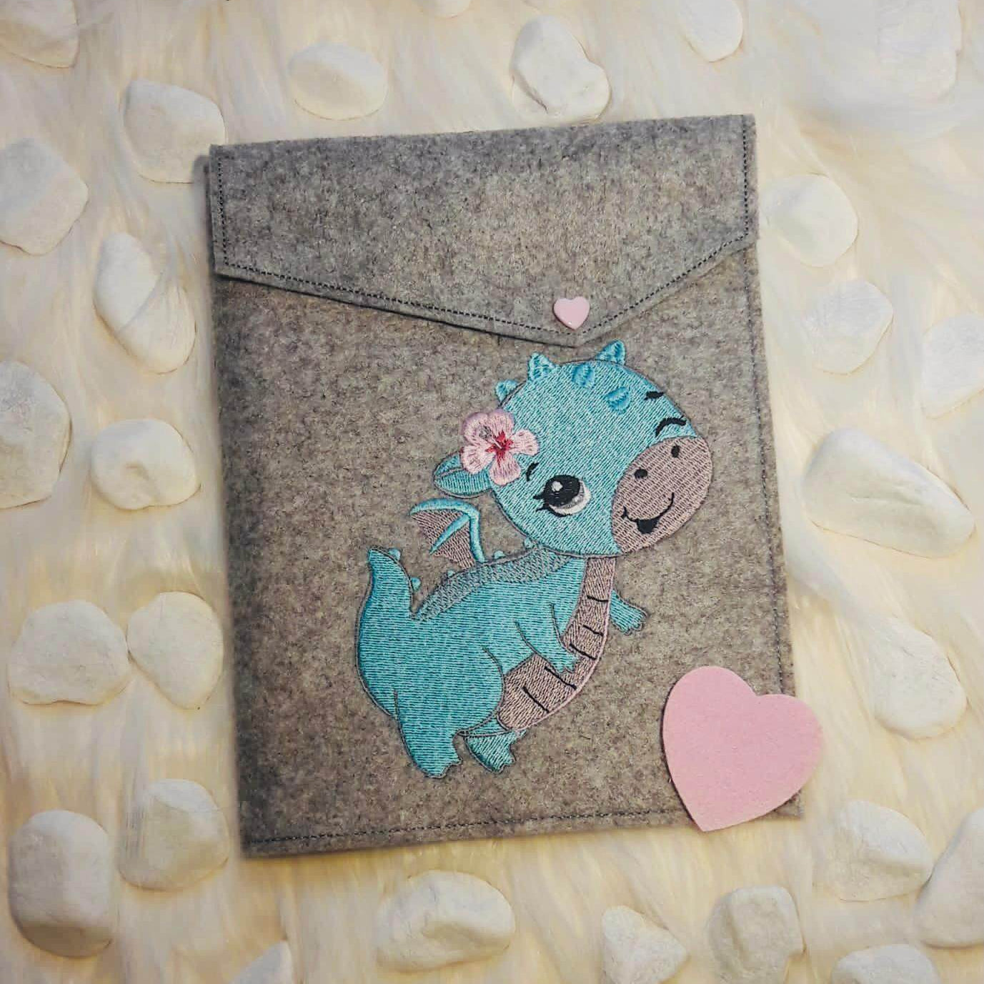 Drache Stickdatei, niedlicher Baby-Drache mit Blüte für deine Stickmaschine - Sewando