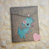 Drache Stickdatei, niedlicher Baby-Drache mit Blüte für deine Stickmaschine - Sewando