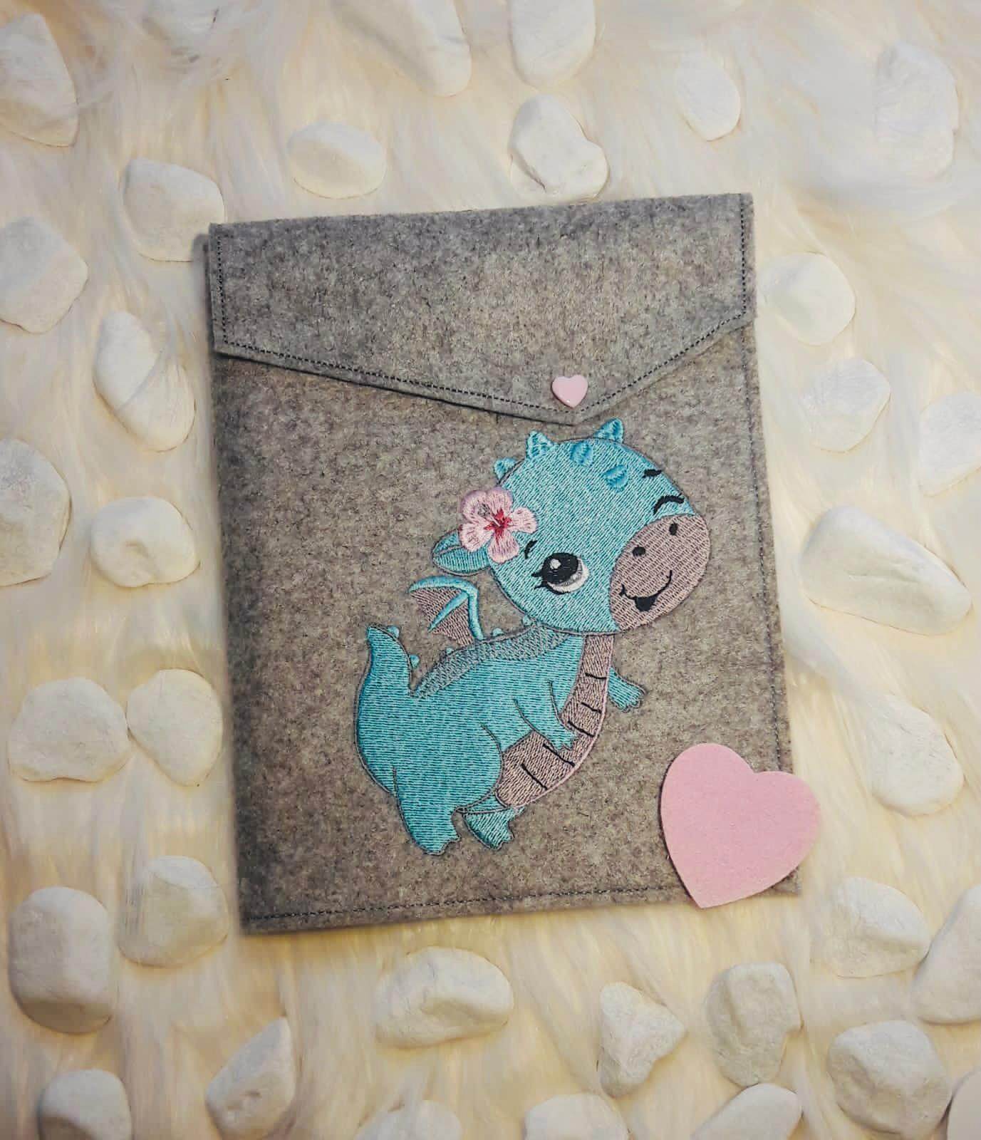 Drache Stickdatei, niedlicher Baby-Drache mit Blüte für deine Stickmaschine - Sewando