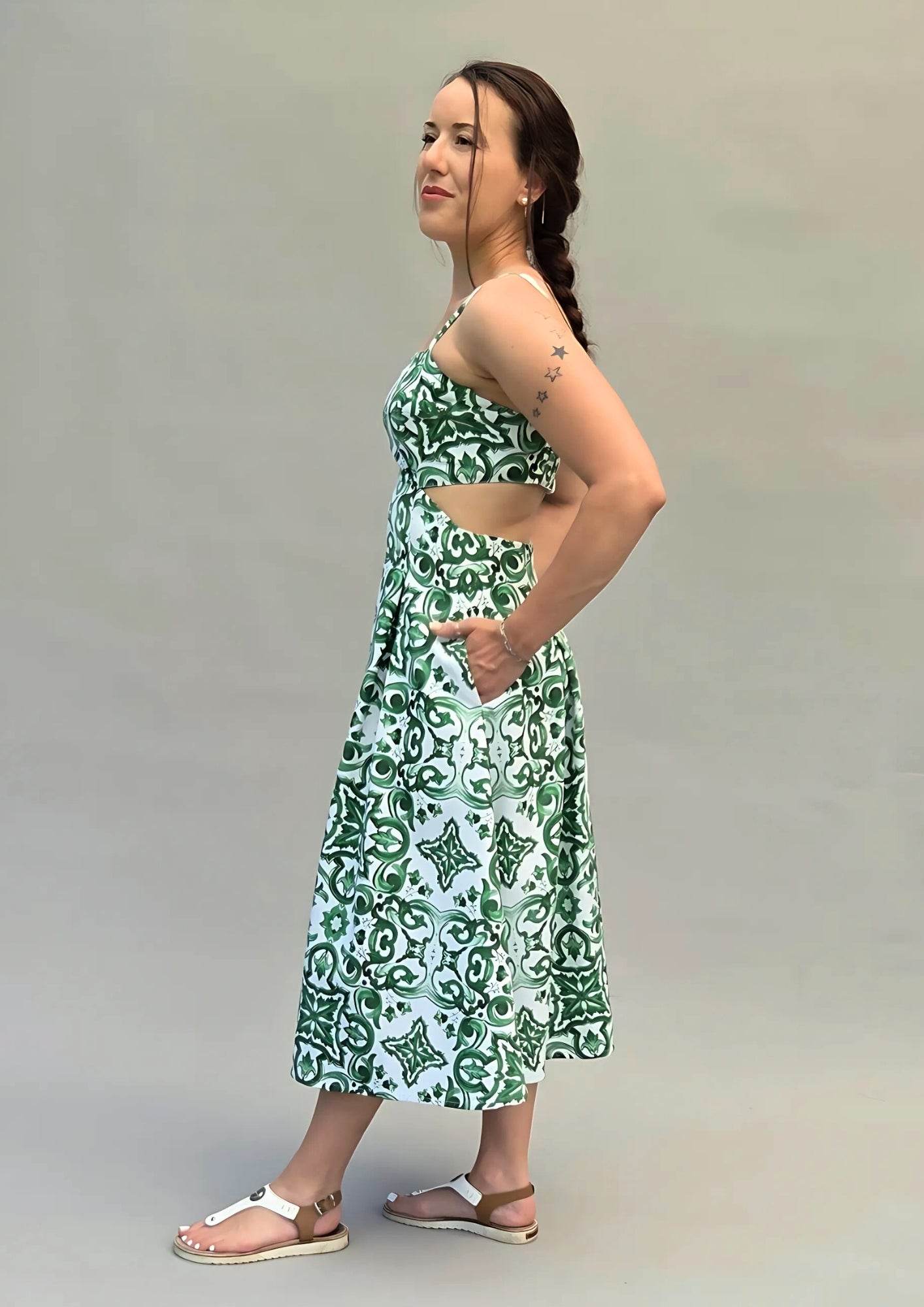 Sommerkleid mit Tunnelzug und Kellerfalten, luftiges Damenkleid mit Taschen, Trägern und gesmoktem Rücken - Sewando