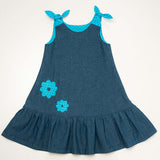 Schnittmuster Mädchenkleid, dunkelblaues Sommerkleid für Mädchen mit blauen Blumenapplikationen