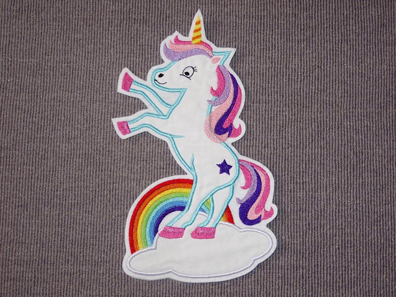 Stickdatei Einhorn stehend auf einer Wolke mit Regenbogen - Sewando