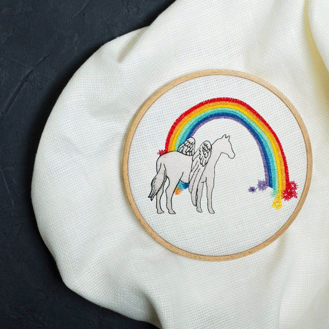 Pferd mit Regenbogen Stickdatei – himmlisches Motiv zum Erinnern & Loslassen - Sewando