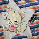 Stickdatei Doodle Applikation - Katze Bounty mit Wollknäuel (Für Mylar geeignet)  - 5 Größen 5 Dateiformate - Inkl. Anleitung