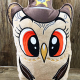 ITH Plüschtier „Eule Cowboy“ | Für 16x26 Rahmen | In-the-Hoop Plushie | Stickdatei | Embroidery Design | alle Formate | Sofort-Download